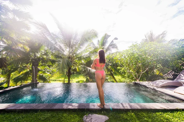 Donna in piscina a Bali — Foto Stock