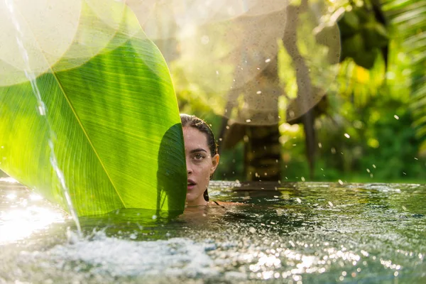 Mujer en una piscina en Bali — Foto de Stock