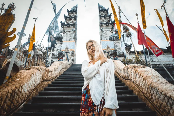 Kvinna vid Pura Lempuyang Temple i Bali — Stockfoto