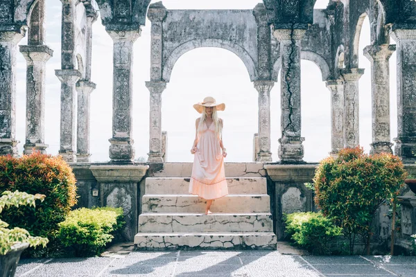 Menina bonita no Palácio da Água em Bali — Fotografia de Stock