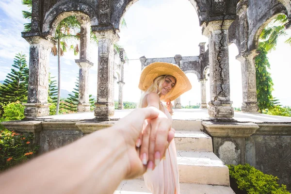 Menina bonita no Palácio da Água em Bali — Fotografia de Stock