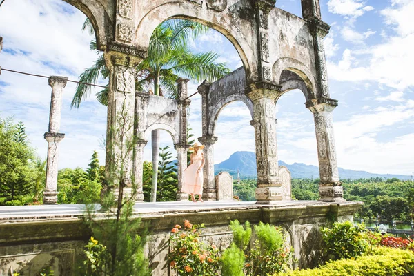 Belle fille au Palais de l'Eau à Bali — Photo