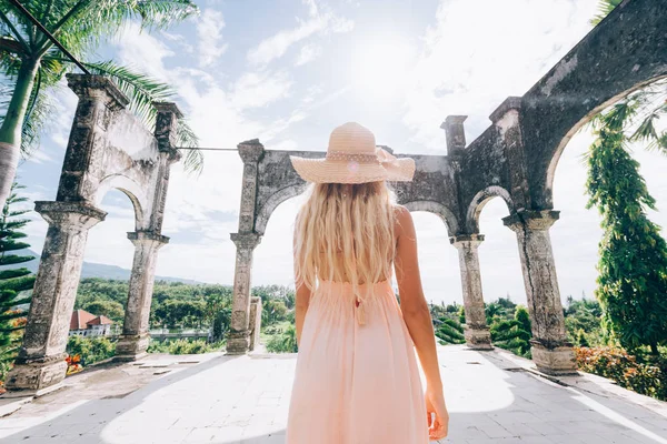 Bella ragazza al Palazzo dell'Acqua a Bali — Foto Stock