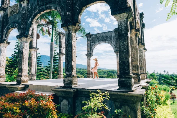 Menina bonita no Palácio da Água em Bali — Fotografia de Stock