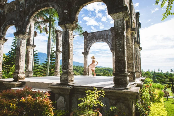 Beautiful girl at Water Palace in Bali — Stock Photo, Image