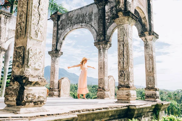 Belle fille au Palais de l'Eau à Bali — Photo