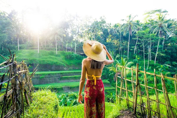 Mujer en la terraza de arroz Tegalalang en Bali — Foto de Stock