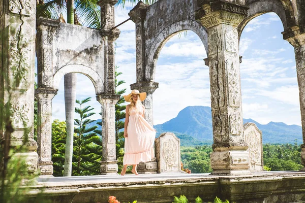 Belle fille au Palais de l'Eau à Bali — Photo