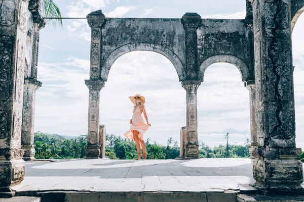 Bella ragazza al Palazzo dell'Acqua a Bali — Foto Stock