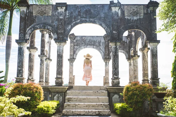 Menina bonita no Palácio da Água em Bali — Fotografia de Stock