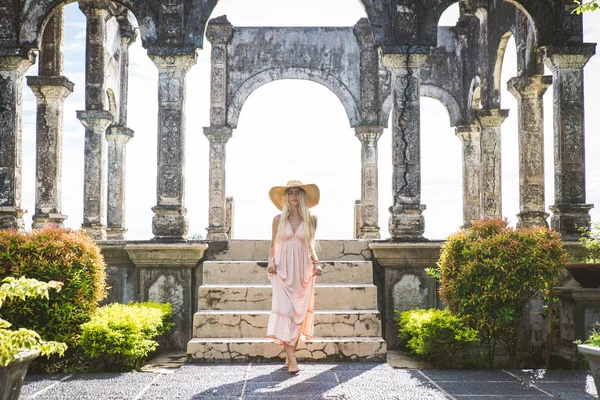 Belle fille au Palais de l'Eau à Bali — Photo