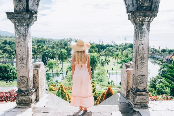 Vacker flicka på Vattenpalatset i Bali — Stockfoto