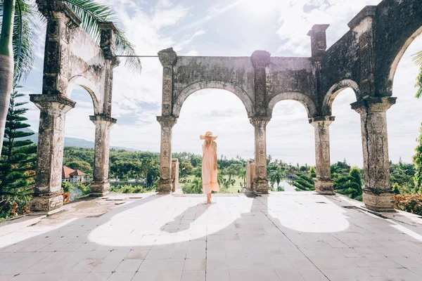 Belle fille au Palais de l'Eau à Bali — Photo