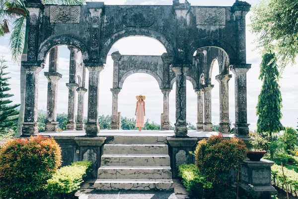 Belle fille au Palais de l'Eau à Bali — Photo