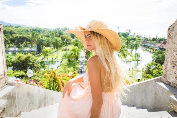 Bella ragazza al Palazzo dell'Acqua a Bali — Foto Stock