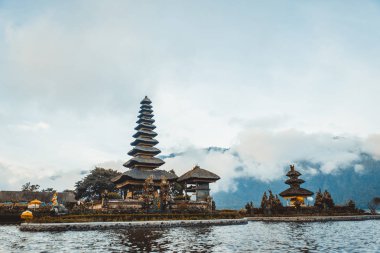 Pura Ulun Danu Bratan bir tahta teknede genç çift kürek