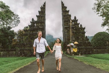 Handara Gate 'de çift, Bali