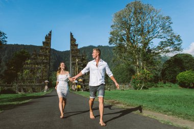 Handara Gate 'de çift, Bali