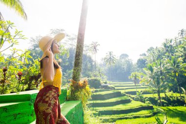 Bali 'de Tegalalang pirinç terasında kadın