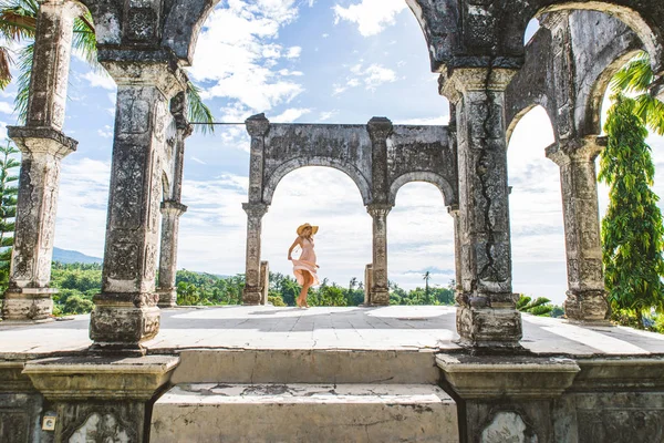 Menina bonita no Palácio da Água em Bali — Fotografia de Stock