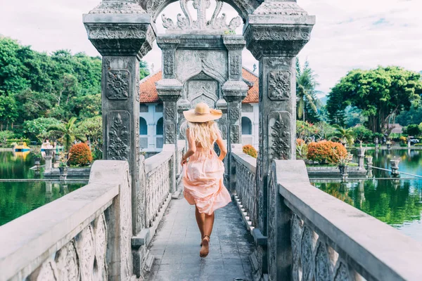 Vacker flicka på Vattenpalatset i Bali — Stockfoto
