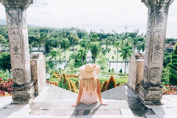 Menina bonita no Palácio da Água em Bali — Fotografia de Stock