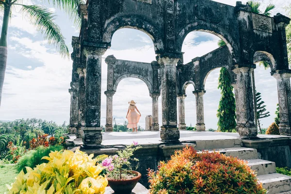 Красивая девушка в Водном дворце на Бали — стоковое фото