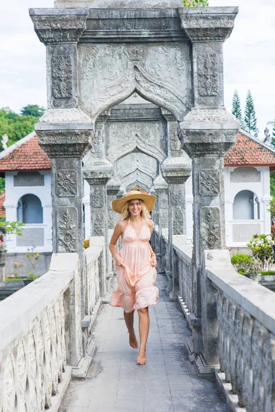 Красивая девушка в Водном дворце на Бали — стоковое фото