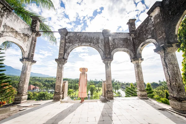 Beautiful girl at Water Palace in Bali — Stock Photo, Image