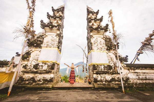 Bali Pura Lempuyang tapınağında kadın — Stok fotoğraf