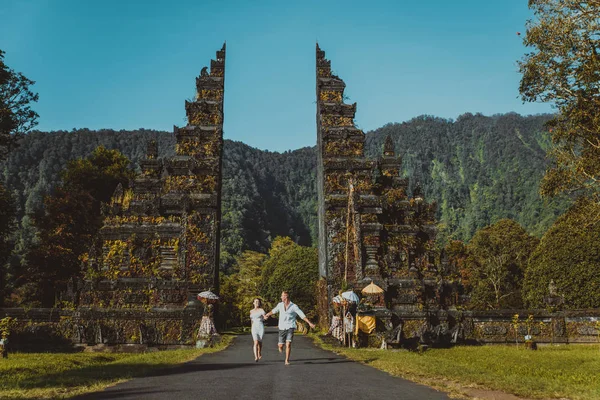 Couple at Handara Gate, Bali — Stock Photo, Image