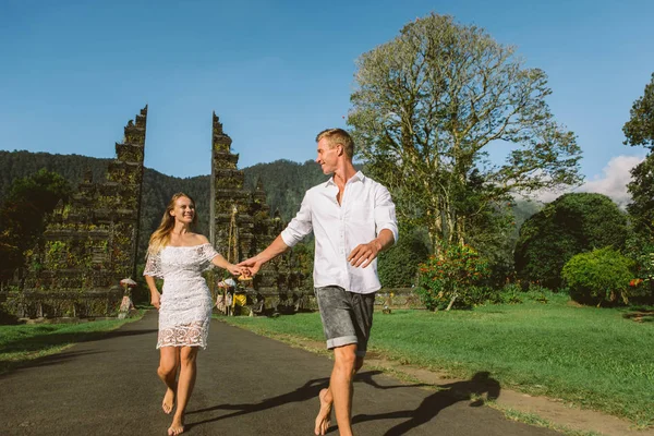 Coppia a Handara Gate, Bali — Foto Stock