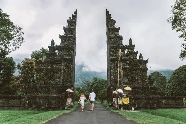 Пара у ворот Хандара на Бали — стоковое фото