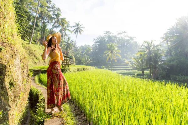 Woman at Tegalalang rice terrace in Bali — Stock Photo, Image