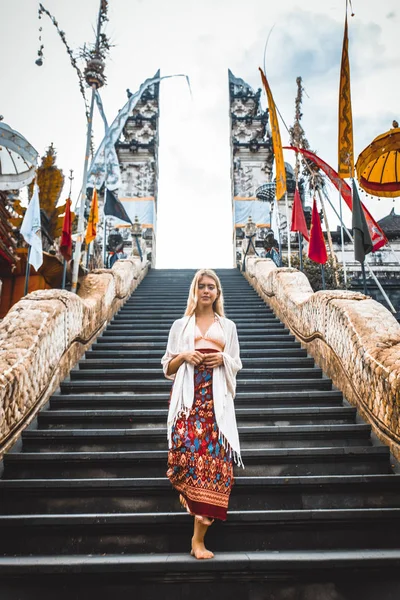 Kvinna vid Pura Lempuyang Temple i Bali — Stockfoto