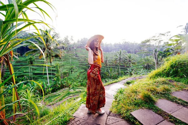 Bali 'de Tegalalang pirinç terasında kadın — Stok fotoğraf
