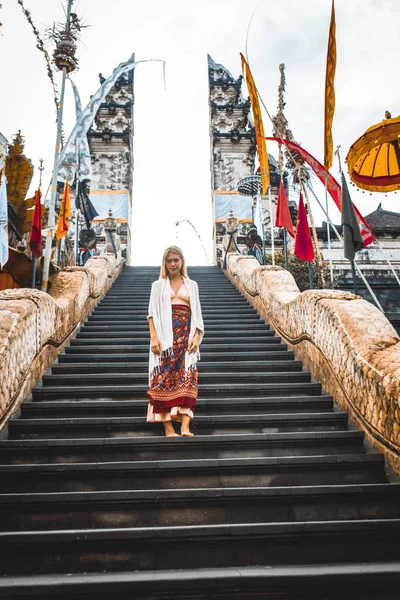 Kvinna vid Pura Lempuyang Temple i Bali — Stockfoto