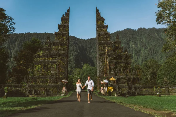 Пара в Handara воріт, Балі — стокове фото