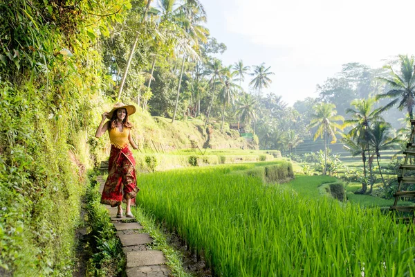 Kvinna på Tegalalang Rice Terrace på Bali — Stockfoto