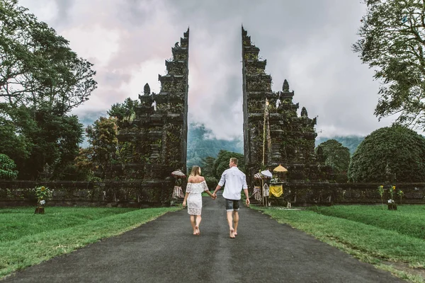 Par på Handara Gate, Bali — Stockfoto