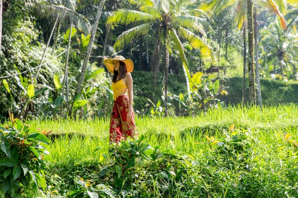 Kvinna på Tegalalang Rice Terrace på Bali — Stockfoto