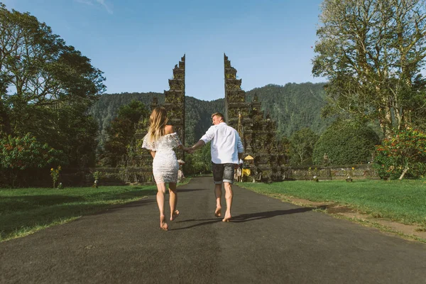 Couple at Handara Gate, Bali — Stock Photo, Image