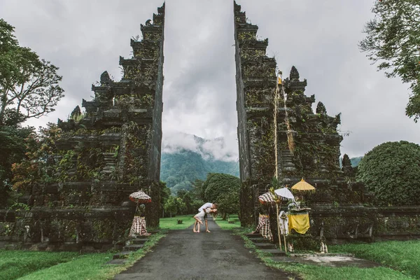 Couple at Handara Gate, Bali — Stock Photo, Image
