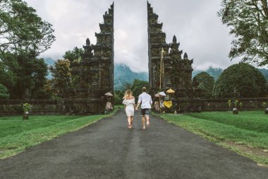 Handara Gate 'de çift, Bali