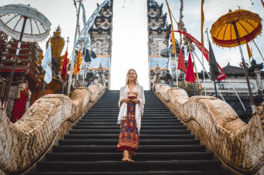 Bali Pura Lempuyang tapınağında kadın