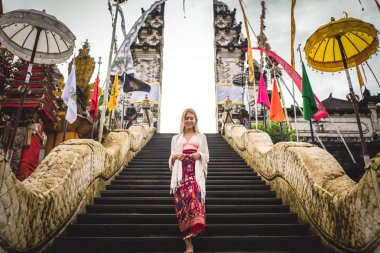 Bali Pura Lempuyang tapınağında kadın