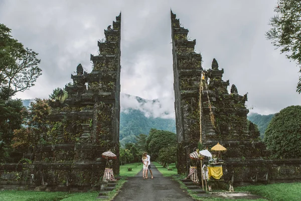 Пара у ворот Хандара на Бали — стоковое фото