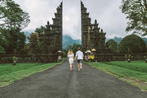 Couple at Handara Gate, Bali — Stock Photo, Image