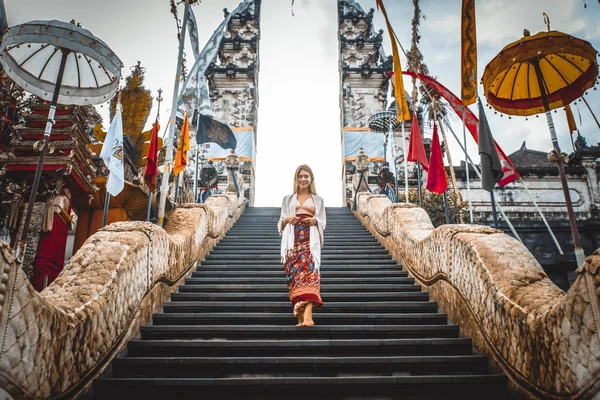 Kvinna vid Pura Lempuyang Temple i Bali — Stockfoto