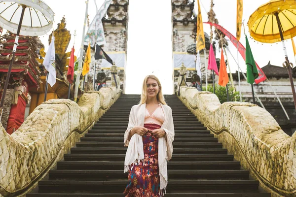 Pura Lempuyang Bali Endonezya Antik Kapılarında Bir Kadın Seyahat Blogger — Stok fotoğraf